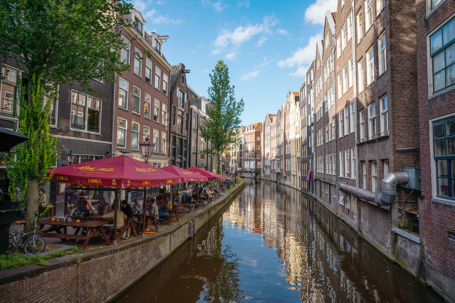 以阿姆斯特丹为代表的商业都会高密度寓居状态。需求留心的是并不是全体的欧洲都会传统街区花色皆是云云。譬似乎为荷兰的非商业都会莱顿就保管了大量的半民众都会合院。视觉中国 图