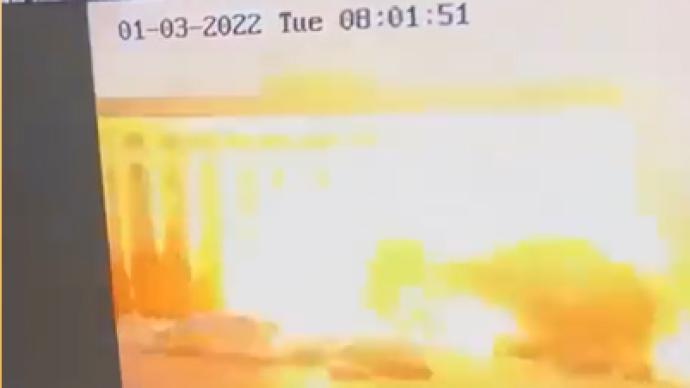 乌克兰哈尔科夫市政府大楼被导弹击中，爆炸现场一片狼藉