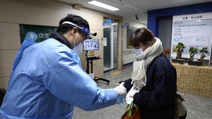 韩国日增新冠确诊病例首次超20万例