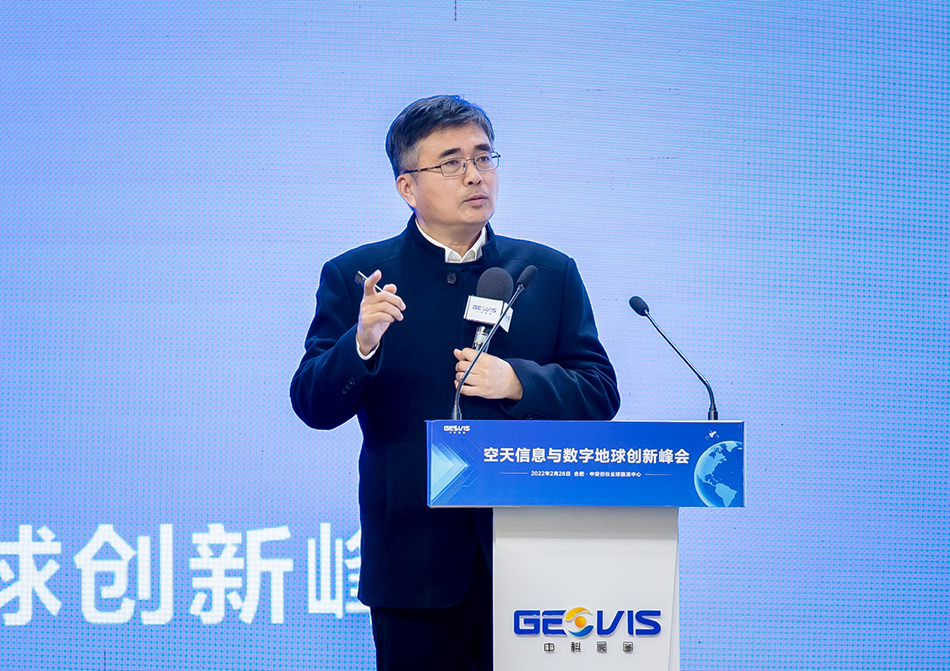 中国科学院院士吴一戎作报告.