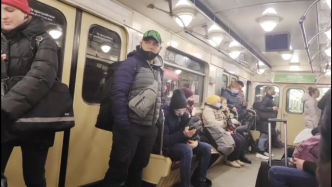 探访基辅地铁站：举家拖着行李，在“地心”避难