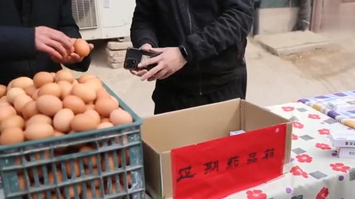 “00后”大學生擺攤教留守老人識別過期藥