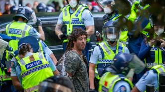 新西兰警方逮捕数十名反疫苗示威者，示威活动持续已超三周