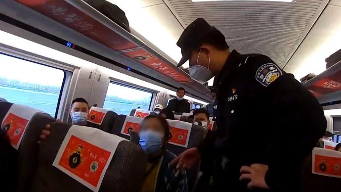 女子高铁上图方便强占他人座位，经多次劝说仍拒不配合被行拘