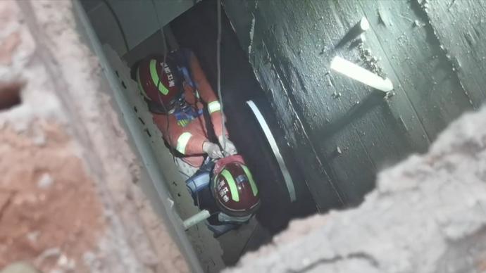 衢州一6歲男孩墜入小區通風井,消防下到井底救出