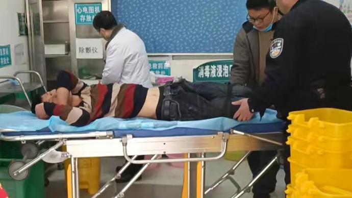 男子喝農藥輕生,民警救援時被咬掉一塊肉