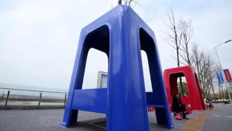 重庆一公交站摆了19个板凳，2个巨型可躲雨17个小的可坐