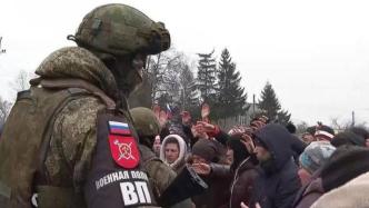 俄军向乌克兰居民提供30吨援助物资，含肉罐头和糖果