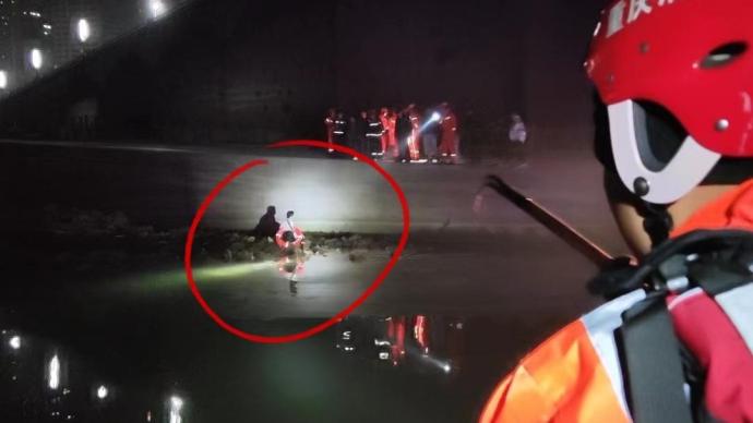 12歲男孩和同伴江邊玩耍被困，托舉三名玩伴上岸