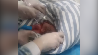 医院卫生间垃圾桶发现新生男婴，院方已报警