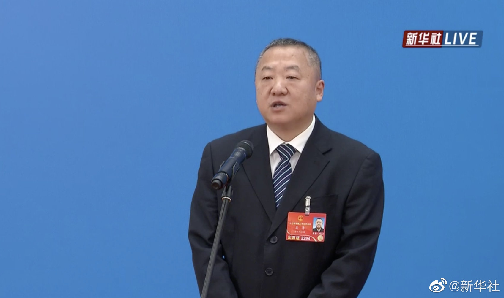 姜涛代表要将焊接方面的知识和经验毫无保留传授给年轻同事