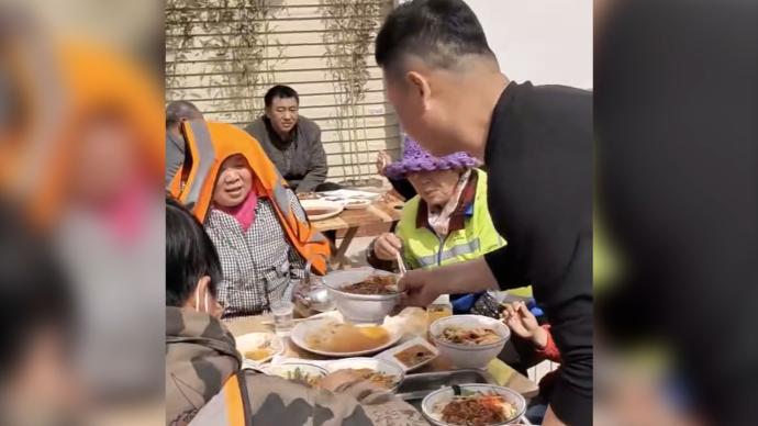 饭店在“雷锋日”开业，宴请60位环卫工人