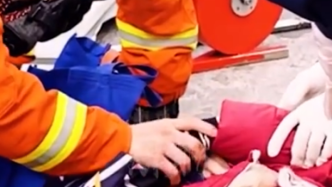 大风吹飞彩钢板砸到路过大娘，天津消防紧急救助