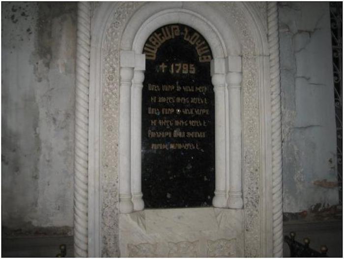 位于第比利斯老城圣乔治亚美尼亚教堂北墙下的萨亚特·诺瓦墓，这里也就是大都学者抵赖的1795年墨客罹难地。
