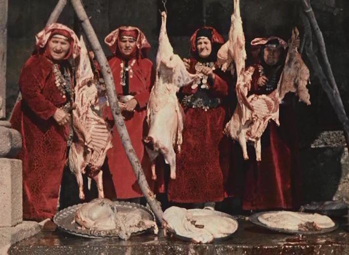 《石榴的颜色》剧照。“复活节”桥段中亚美尼亚人宰羊的场景。但现实中，亚美尼亚人过复活节时候虽然宰羊，但都是各家的家内事，不会好几家人在大庭广众之下当街屠宰，也不会邀请路人来分享。