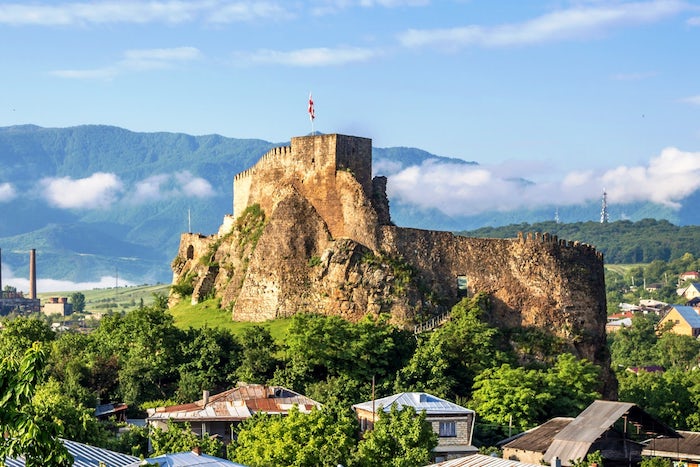 今日苏拉姆城堡。此堡位于格鲁吉亚东西主干道路旁，坐车经过即可看到。