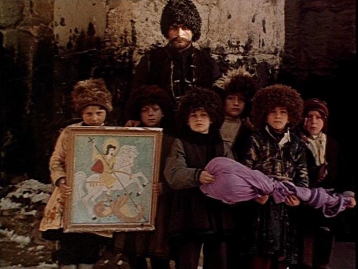 《吟游墨客》截图：吟游墨客在躲过大量骑匪后，与一群孩子站在大雪后的修道院里，背景音乐为舒伯特《圣母颂》。