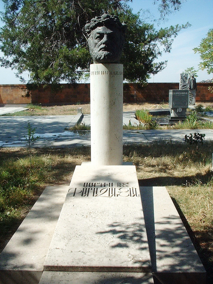 不日埃里温先贤祠中的帕拉江诺夫墓，这里也把他的姓氏写成为了“帕拉江尼扬”。