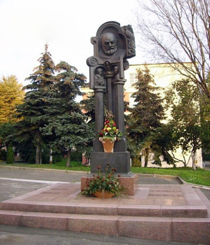 今日基辅杜甫仁科电影制片厂内的帕拉江诺夫纪念碑
