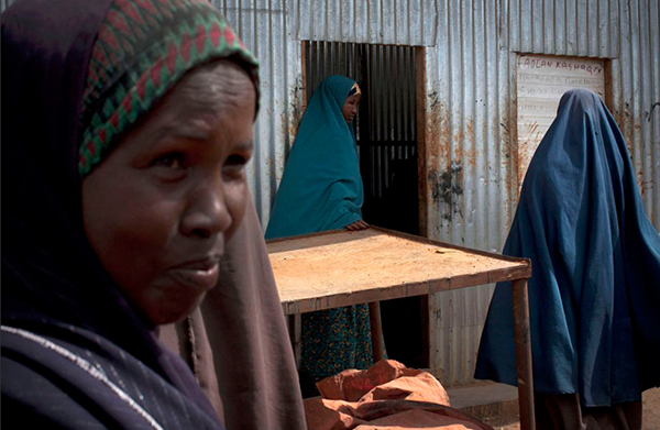 当地时间2012年7月11日，索马里摩加迪沙，学习制作低耗能炉子的Aisha表示，在她们出外收集柴火的时候，能够看到很多人被强奸，被打。
