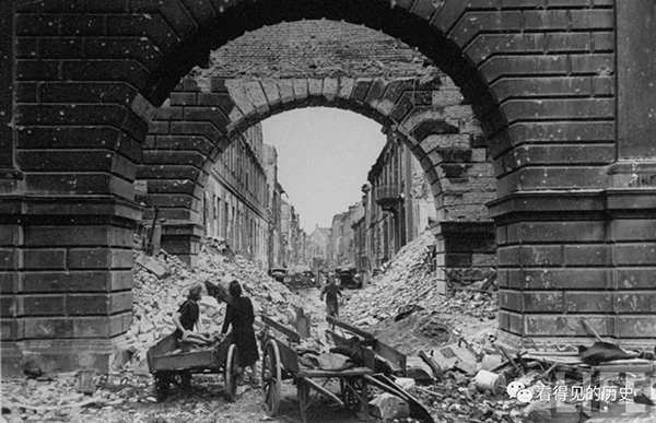 战后柏林妇女清理废墟。图片来自网络