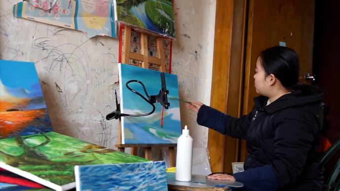 張家界“拐杖女孩”自學繪畫作品走紅,當地美協計劃為其辦展