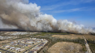 美国佛州山火肆虐，一千户居民紧急撤离