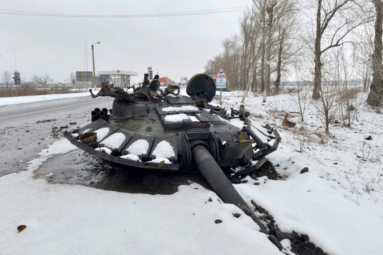被击毁的俄军T-80主战坦克，底盘和炮塔已经“分家”。