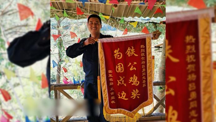 警嫂妇女节花式秀恩爱:送疫情防控点丈夫"铁公鸡奖"锦旗