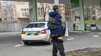 试图趁战乱抢劫！乌克兰一男子遭民众脱裤子绑在路灯杆
