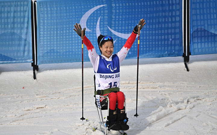 3月9日，冠军中国选手杨洪琼在北京冬残奥会残奥越野滑雪女子短距离（坐姿）决赛后庆祝。新华社记者侯昭康摄