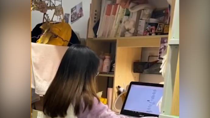 研究生女友與男友吵架，寫思維導(dǎo)圖整理思路