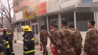 饭店起火，一群“平凡英雄”冲上前救援
