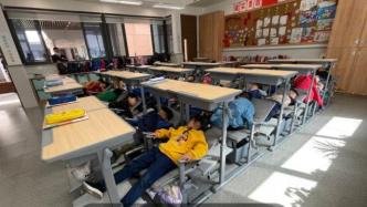 孩子在校午睡不用趴桌子了：杭州一小学引入可躺平课桌椅