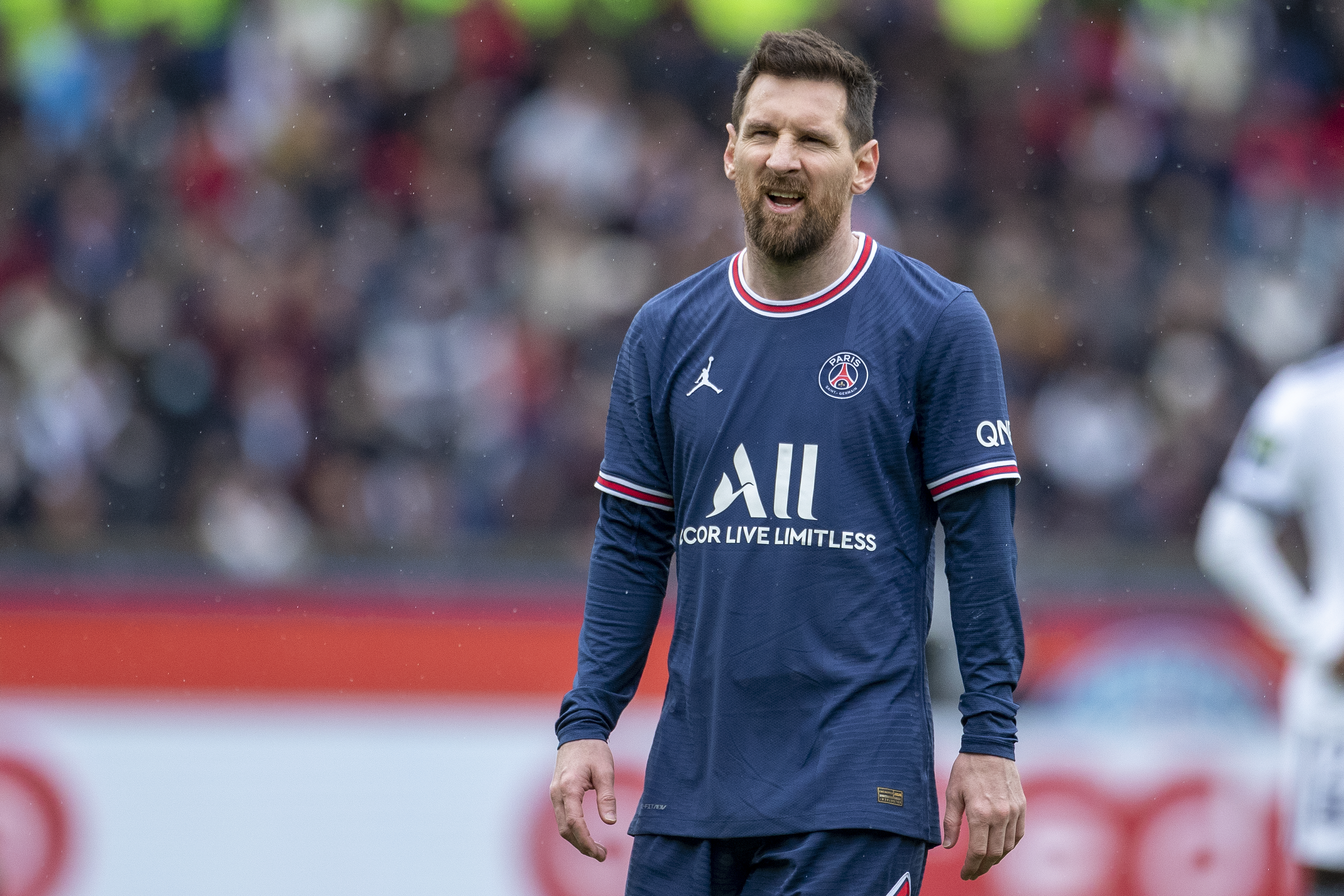 内马尔巴黎球迷辱骂_巴黎球迷嘘内马尔梅西_莱昂纳多：梅西在巴黎经受了很多误解；他说不开心算是自我辩解