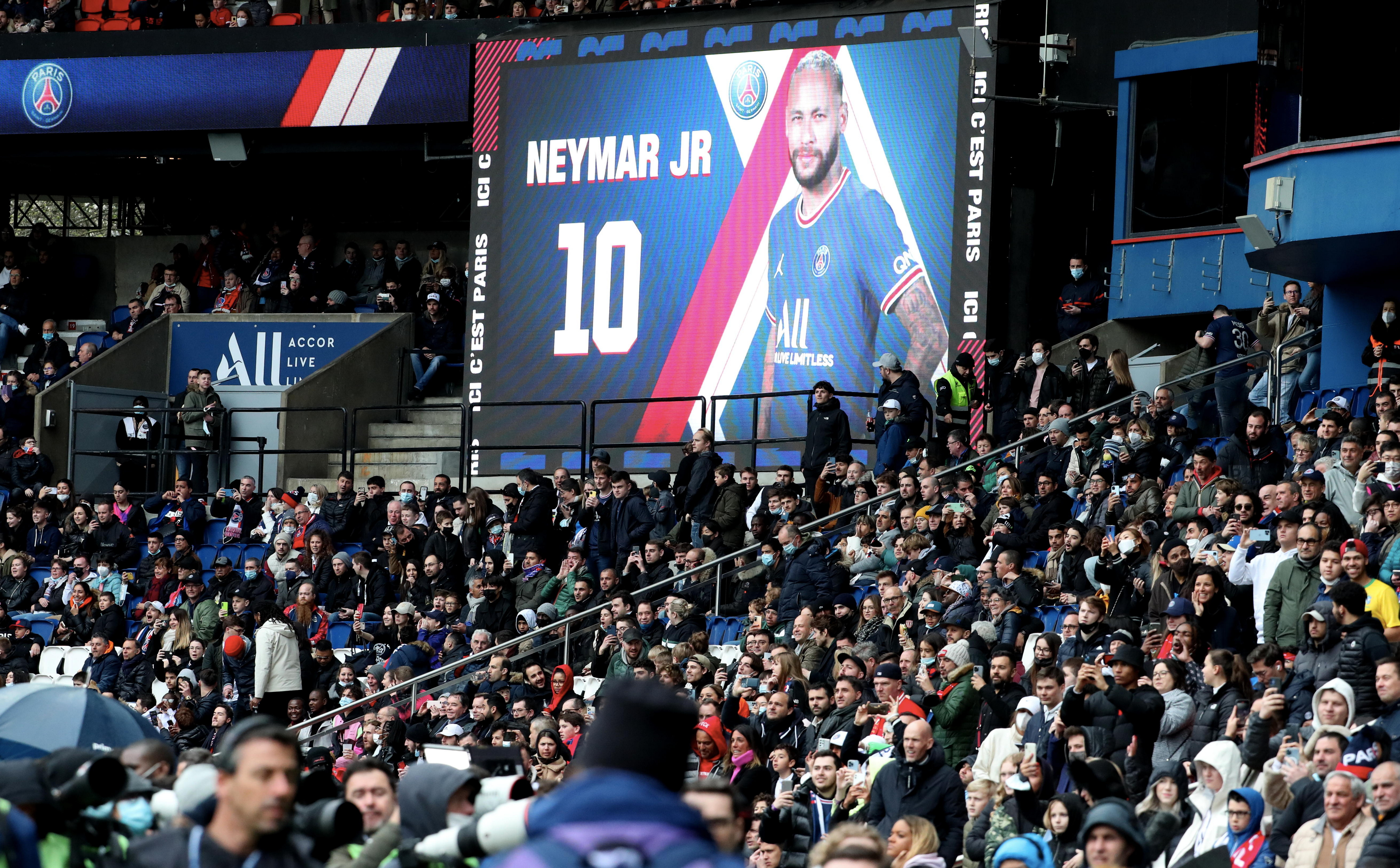 内马尔巴黎球迷辱骂_莱昂纳多：梅西在巴黎经受了很多误解；他说不开心算是自我辩解_巴黎球迷嘘内马尔梅西