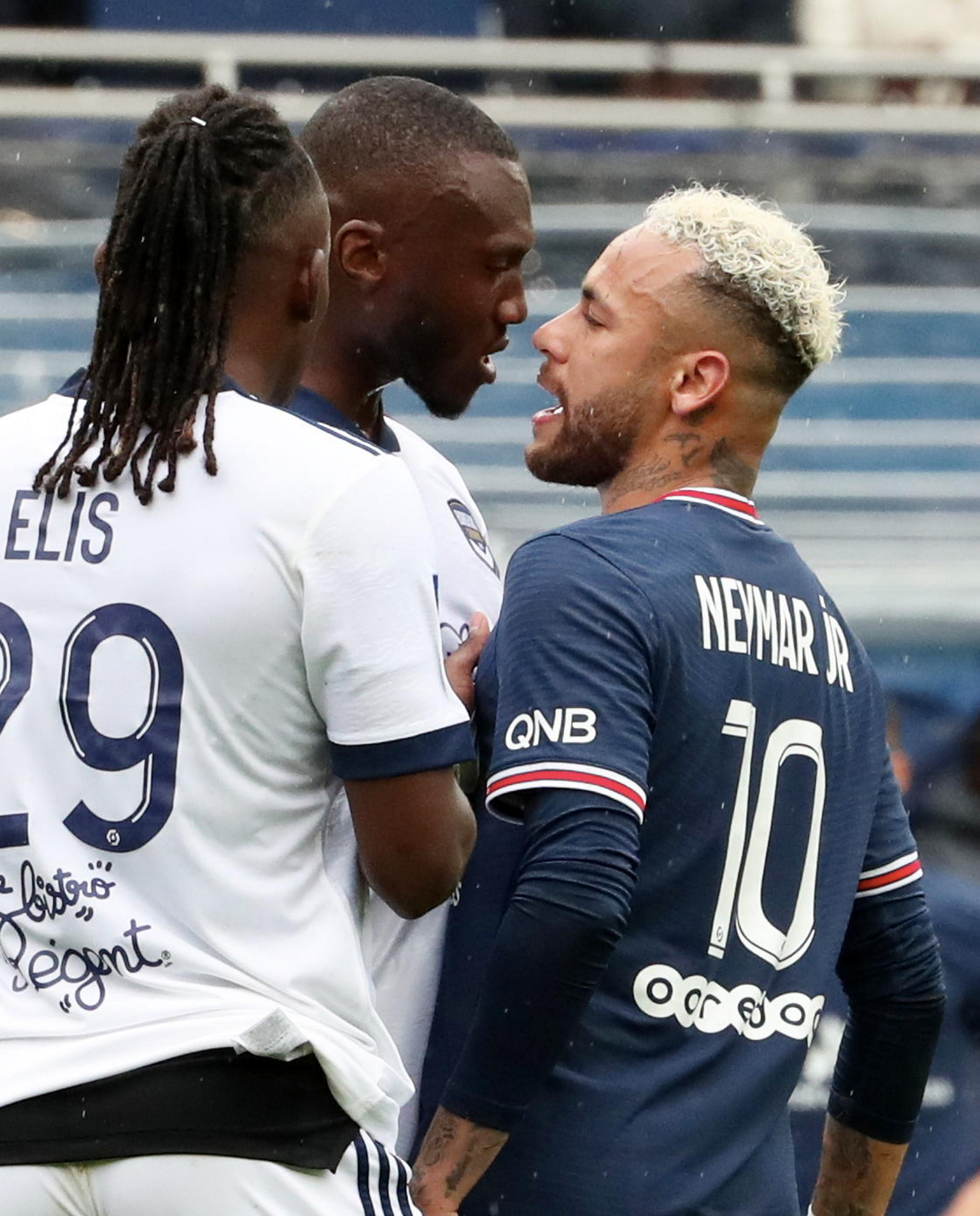 巴黎球迷嘘内马尔梅西_内马尔巴黎球迷辱骂_莱昂纳多：梅西在巴黎经受了很多误解；他说不开心算是自我辩解