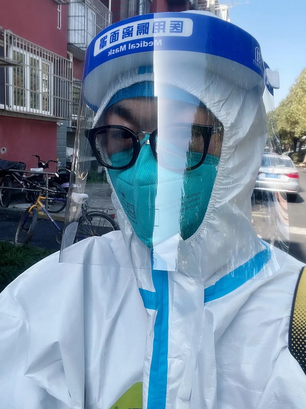 施维维在小区当志愿者.&nbsp; &nbsp; 本文图片 受访者提供