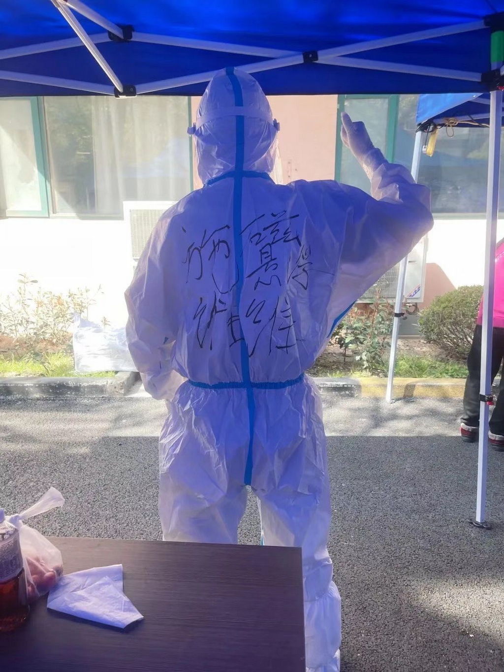 身着防护服的施维维