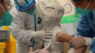7岁女童寰枢关节脱位，上海长征医院技师进风险区为她打石膏
