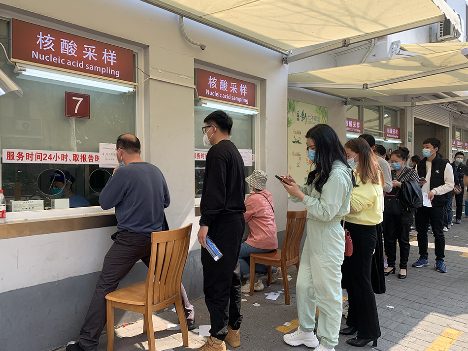 上海已有超200个核酸检测点他们正在开足马力