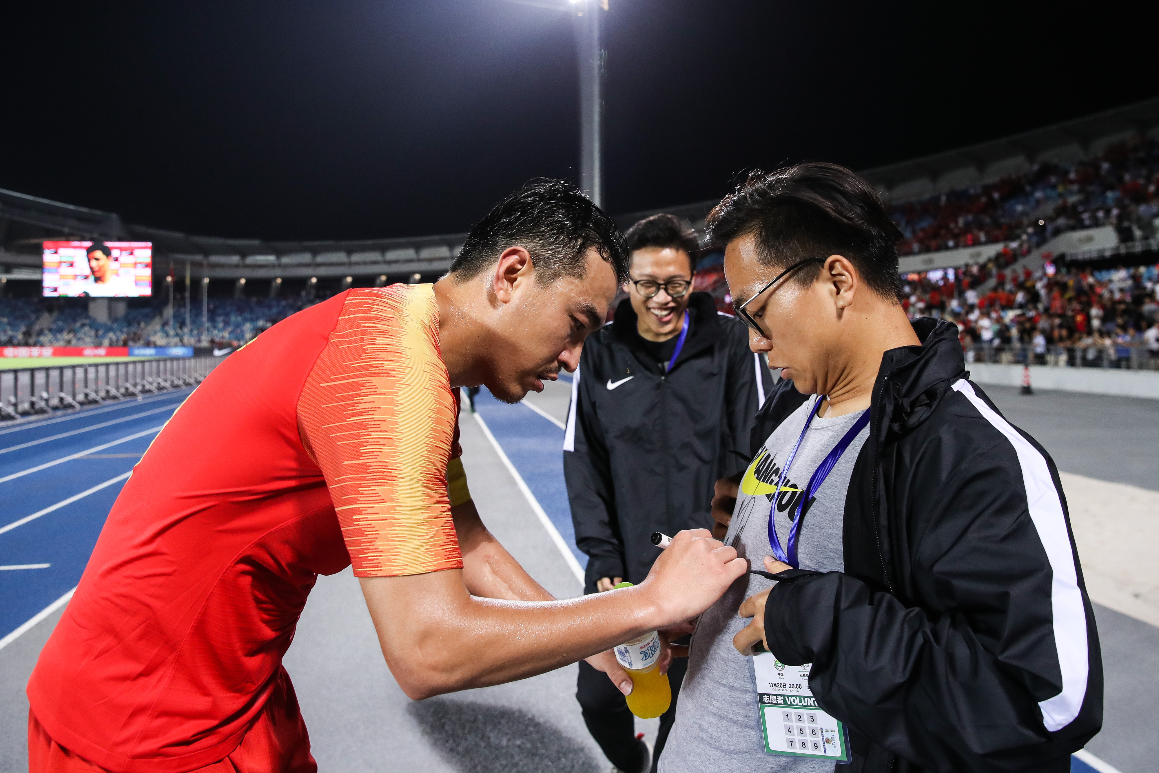冯潇霆为球迷签名。