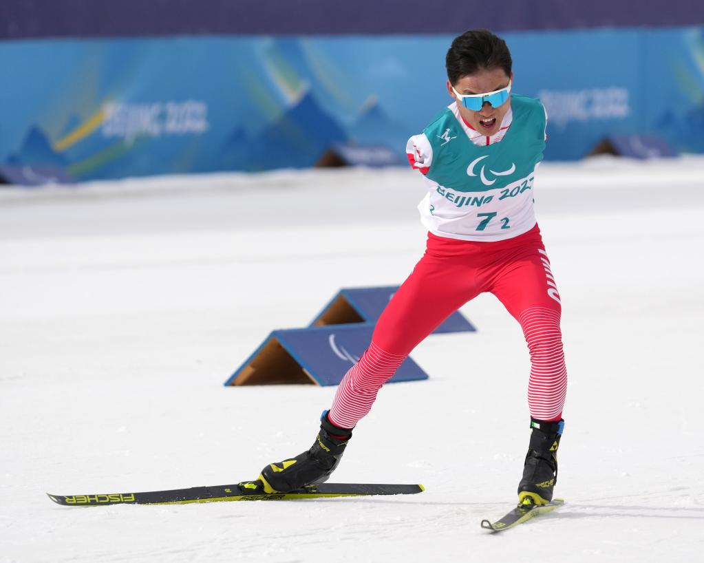 3月13日，中国队选手王晨阳在北京冬残奥会残奥越野滑雪混合接力4×2.5公里比赛中。新华社记者 万象 摄