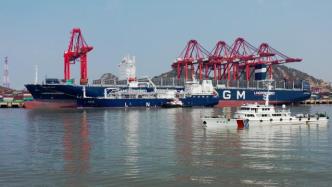 中国首单！洋山港完成大型双燃料集装箱船LNG船-船同步加注