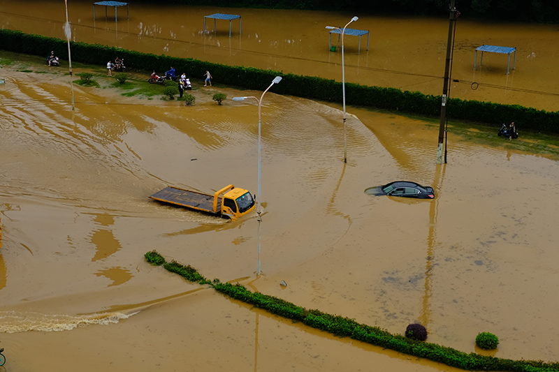 2019年7月4日，南昌，暴雨导致积水严重，部分车辆被淹。人民视觉 图
