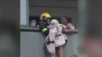 南京一民宅失火，丈夫让妻子躲阳台外自己被烧伤