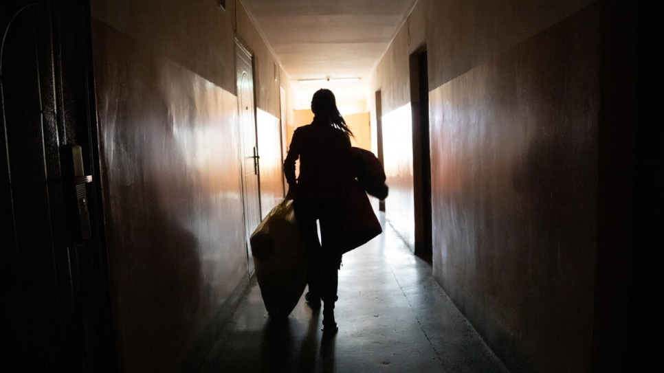 Oleksandra从捐赠品中找到了毯子和保暖衣物后，返回临时安置难民的大学宿舍房间。
