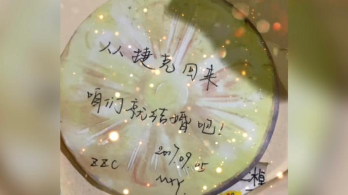 情侶故地重游,發現5年前寫的心愿貼還被老板留著