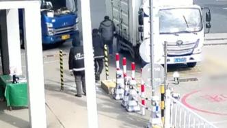 手剎沒拉緊貨車溜坡，司機“以身擋車”受傷