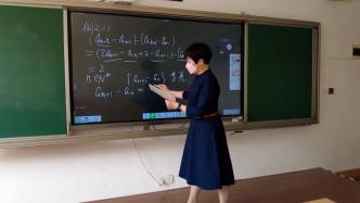 上海一高中老师到无人教室上网课：望给予学生更多代入感